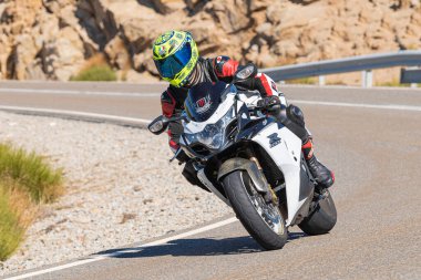 Bisikletiyle viraj alan bir motorcu. Fotoğraf 11 Kasım 2020 'de İspanya' nın Avila ilindeki Navalmoral limanında çekildi.