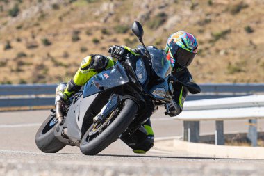 Bisikletiyle viraj alan bir motorcu. Fotoğraf 11 Kasım 2020 'de İspanya' nın Avila ilindeki Navalmoral limanında çekildi.