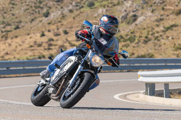 バイカーは自転車で曲げた 2020年11月11日スペイン アビラ州ナバルモラル港で撮影 — ストック写真