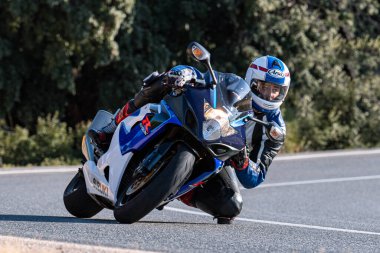 18 Kasım 202 'de İspanya' nın Avila ilindeki Navalmoral limanında yola çıkan motorcu