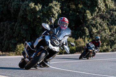 18 Kasım 202 'de İspanya' nın Avila ilindeki Navalmoral limanında yola çıkan motorcu