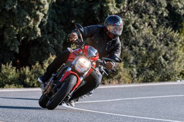 18 Kasım 202 'de İspanya' nın Avila ilindeki Navalmoral limanında yola çıkan motorcu