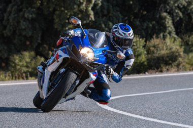 18 Kasım 202 'de İspanya' nın Avila ilindeki Navalmoral limanında yola çıkan motorcu