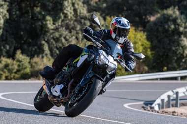 18 Kasım 202 'de İspanya' nın Avila ilindeki Navalmoral limanında yola çıkan motorcu