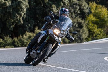 18 Kasım 202 'de İspanya' nın Avila ilindeki Navalmoral limanında yola çıkan motorcu