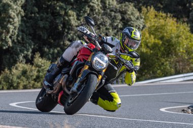 18 Kasım 202 'de İspanya' nın Avila ilindeki Navalmoral limanında yola çıkan motorcu