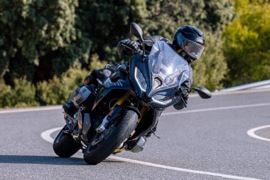 18 Kasım 202 'de İspanya' nın Avila ilindeki Navalmoral limanında yola çıkan motorcu