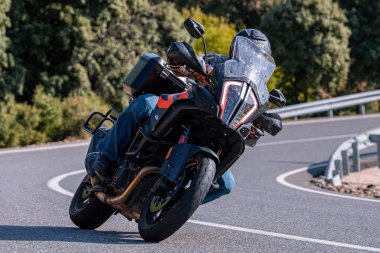 18 Kasım 202 'de İspanya' nın Avila ilindeki Navalmoral limanında yola çıkan motorcu