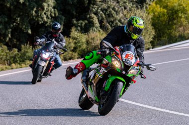 18 Kasım 202 'de İspanya' nın Avila ilindeki Navalmoral limanında yola çıkan motorcu