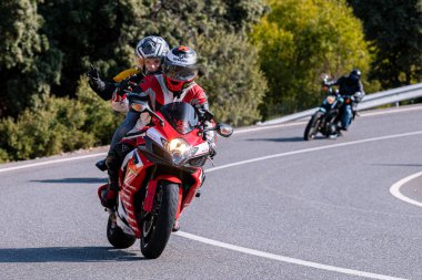 18 Kasım 202 'de İspanya' nın Avila ilindeki Navalmoral limanında yola çıkan motorcu