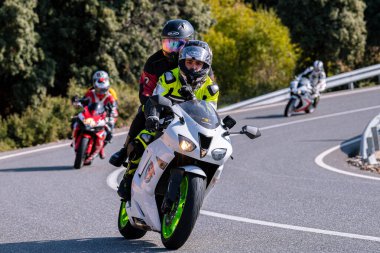 18 Kasım 202 'de İspanya' nın Avila ilindeki Navalmoral limanında yola çıkan motorcu