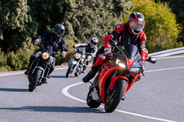 18 Kasım 202 'de İspanya' nın Avila ilindeki Navalmoral limanında yola çıkan motorcu