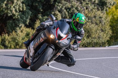 18 Kasım 202 'de İspanya' nın Avila ilindeki Navalmoral limanında yola çıkan motorcu