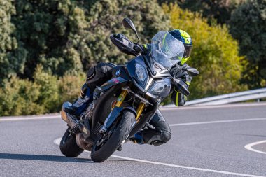 18 Kasım 202 'de İspanya' nın Avila ilindeki Navalmoral limanında yola çıkan motorcu