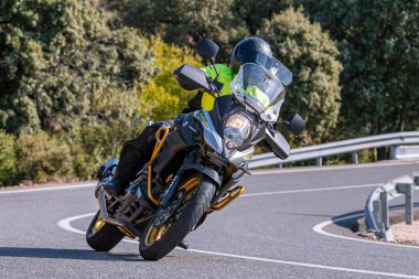 18 Kasım 202 'de İspanya' nın Avila ilindeki Navalmoral limanında yola çıkan motorcu