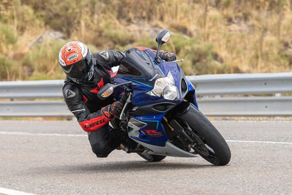 Junger Mann Mit Seinem Motorrad Auf Der Straße Foto Aufgenommen — Stockfoto