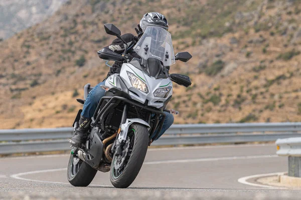 Giovane Uomo Sella Alla Sua Moto Sulla Strada Foto Scattata — Foto Stock