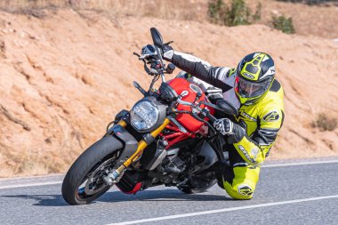 Motosikletli bir motorsikletli. Fotoğraf 18 Ekim 2020 'de Cebreros, Avila, Spai' de çekildi.