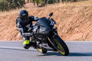 Motosikletli bir motorsikletli. Fotoğraf 18 Ekim 2020 'de Cebreros, Avila, Spai' de çekildi.