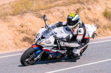 Motosikletli bir motorsikletli. Fotoğraf 18 Ekim 2020 'de Cebreros, Avila, Spai' de çekildi.