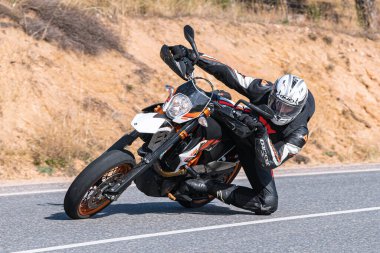 Motosikletli bir motorsikletli. Fotoğraf 18 Ekim 2020 'de Cebreros, Avila, Spai' de çekildi.