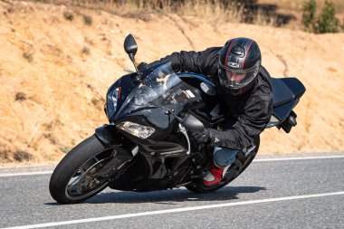 Motosikletli bir motorsikletli. Fotoğraf 18 Ekim 2020 'de Cebreros, Avila, Spai' de çekildi.