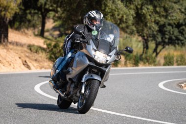 Motosikletli bir motorsikletli. Fotoğraf 18 Ekim 2020 'de Cebreros, Avila, Spai' de çekildi.