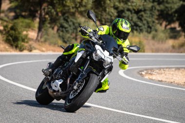 Motosikletli bir motorsikletli. Fotoğraf 18 Ekim 2020 'de Cebreros, Avila, Spai' de çekildi.