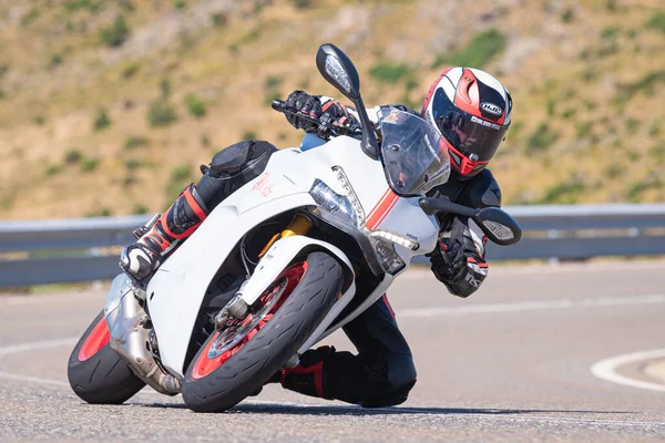 Motociclista Sella Alla Sua Moto Facendo Una Curva Tagliente Fotografia — Foto Stock
