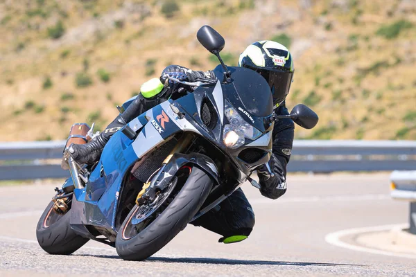 Motocyklista Jedzie Motocyklu Robi Ostry Zakręt Zdjęcie Zrobione Lipca 2021 — Zdjęcie stockowe