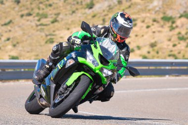 Motosikletli bir motorcu. Fotoğraf 4 Temmuz 2021 'de Avila, Spai' deki Navalmoral limanında çekildi.