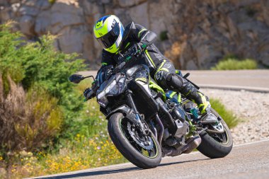 Motosikletli bir motorcu. Fotoğraf 4 Temmuz 2021 'de Avila, Spai' deki Navalmoral limanında çekildi.