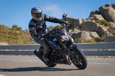 20 Kasım 2020 'de İspanya' nın Avila ilindeki Navalmoral limanında viraj alan motosikletçi