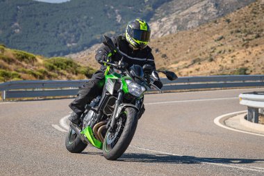 20 Kasım 2020 'de İspanya' nın Avila ilindeki Navalmoral limanında viraj alan motosikletçi