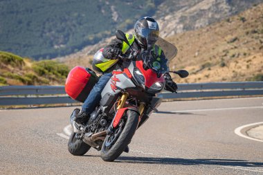 20 Kasım 2020 'de İspanya' nın Avila ilindeki Navalmoral limanında viraj alan motosikletçi