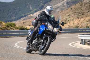 20 Kasım 2020 'de İspanya' nın Avila ilindeki Navalmoral limanında viraj alan motosikletçi