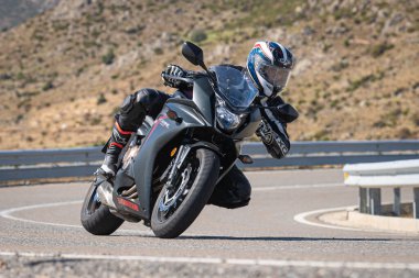 20 Kasım 2020 'de İspanya' nın Avila ilindeki Navalmoral limanında viraj alan motosikletçi