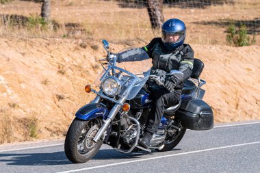 20 Kasım 2020 'de İspanya' nın Avila ilindeki Navalmoral limanında viraj alan motosikletçi