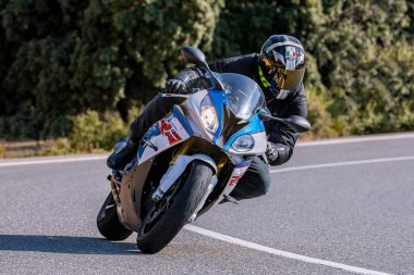 20 Kasım 2020 'de İspanya' nın Avila ilindeki Navalmoral limanında viraj alan motosikletçi