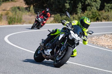 20 Kasım 2020 'de İspanya' nın Avila ilindeki Navalmoral limanında viraj alan motosikletçi