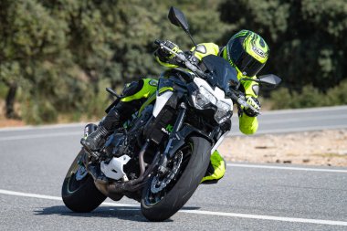 20 Kasım 2020 'de İspanya' nın Avila ilindeki Navalmoral limanında viraj alan motosikletçi