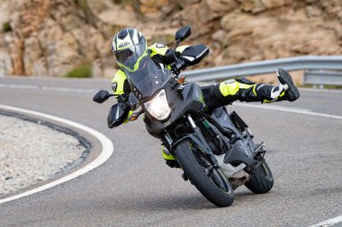 20 Kasım 2020 'de İspanya' nın Avila ilindeki Navalmoral limanında viraj alan motosikletçi