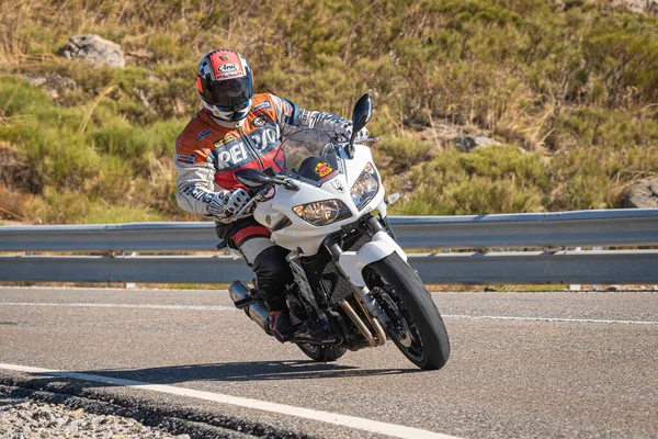 Мотоцикліст Робить Поворот Порту Навалмораль Провінція Авіла Іспанія Листопада 2020 — стокове фото