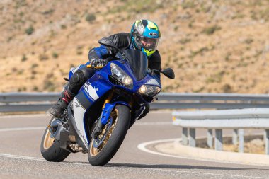 Motosikletli keskin bir viraj alıyor. Fotoğraf 9 Eylül 202 tarihinde İspanya 'nın Avila ilinin Navalmoral limanında çekildi.