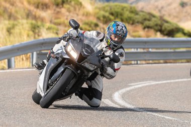 Motosikletli keskin bir viraj alıyor. Fotoğraf 9 Eylül 202 tarihinde İspanya 'nın Avila ilinin Navalmoral limanında çekildi.