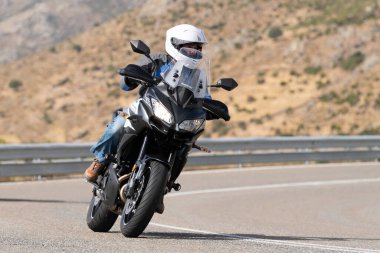 Motosikletli keskin bir viraj alıyor. Fotoğraf 9 Eylül 202 tarihinde İspanya 'nın Avila ilinin Navalmoral limanında çekildi.