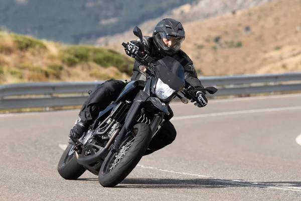 Motociclista Tomando Uma Curva Afiada Sua Moto Fotografia Tirada Porto — Fotografia de Stock