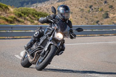 3 Ekim 202 'de İspanya' nın Avila ilindeki Navalmoral limanında motosikletini düşüren motosikletli.