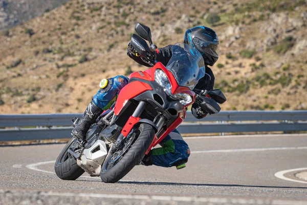 Motociclista Dirigindo Com Seu Veículo Através Das Montanhas — Fotografia de Stock