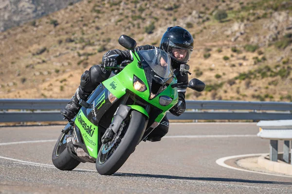 Motorradfahrer Fährt Mit Seinem Fahrzeug Durch Die Berge — Stockfoto